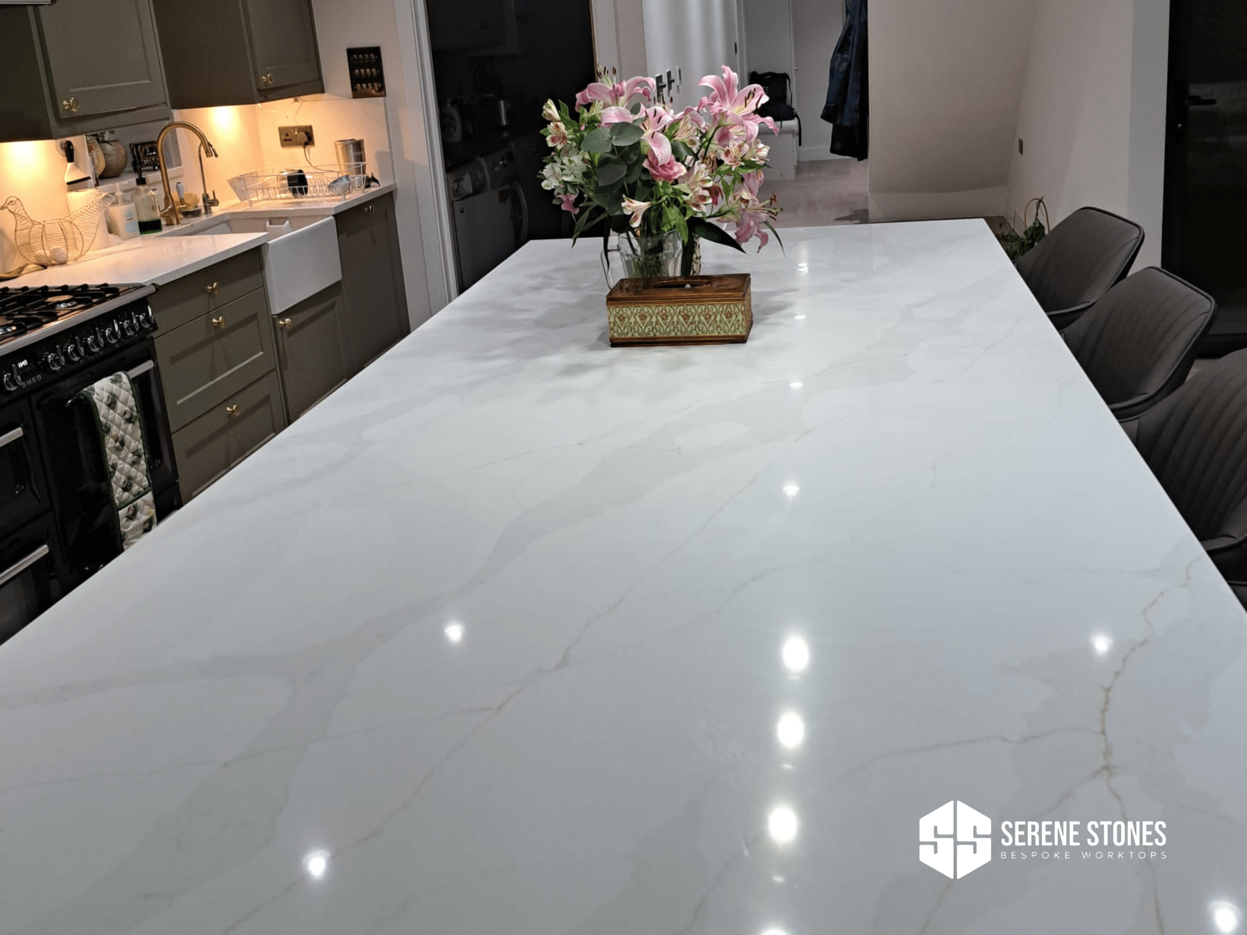 High-gloss quartz worktops for a sleek and modern finish.